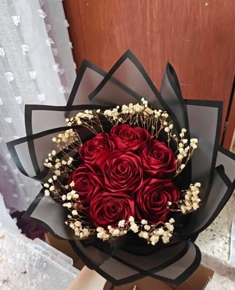 باقة ورد حمراء مع زهور بيضاء ✨